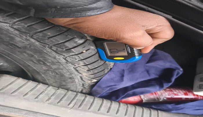 2014 Hyundai i10 MAGNA 1.1, Petrol, Manual, 1,11,104 km, tyre