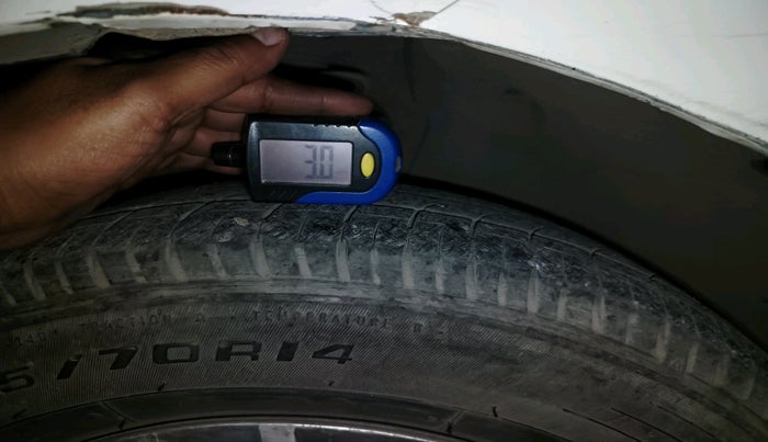 2011 Volkswagen Vento TRENDLINE 1.6, Petrol, Manual, 1,92,000 km, tyre