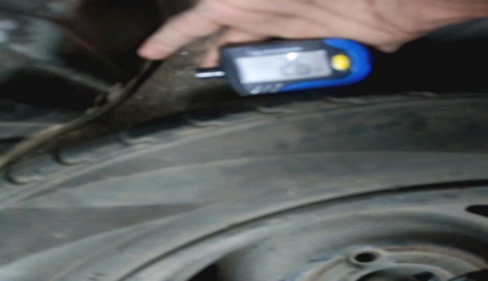 2017 Renault Kwid RXT 1.0, Petrol, Manual, 1,88,452 km, tyre