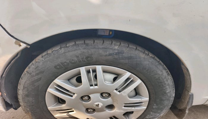 2013 Hyundai i10 MAGNA 1.1, Petrol, Manual, 1,28,890 km, tyre