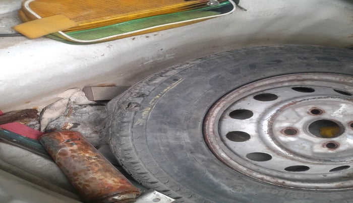 2013 Hyundai Eon ERA +, Petrol, Manual, 52,992 km, tyre