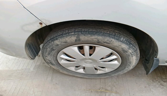 2013 Nissan Evalia XE, Diesel, Manual, 2,04,956 km, tyre