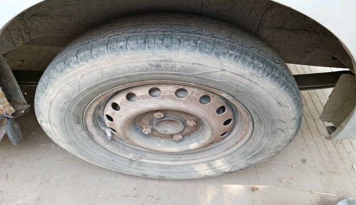 2013 Nissan Evalia XE, Diesel, Manual, 2,04,956 km, tyre