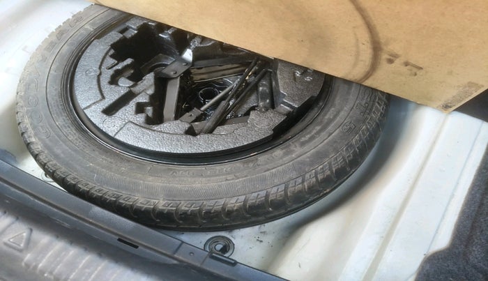 2015 Skoda Octavia ELEGANCE 2.0 TDI AT, Diesel, Automatic, 1,28,725 km, tyre