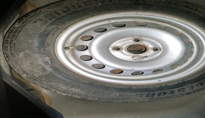 2017 Maruti Swift LXI (O), Petrol, Manual, 49,975 km, tyre