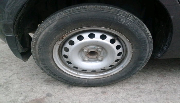 2017 Maruti Swift LXI (O), Petrol, Manual, 49,975 km, tyre