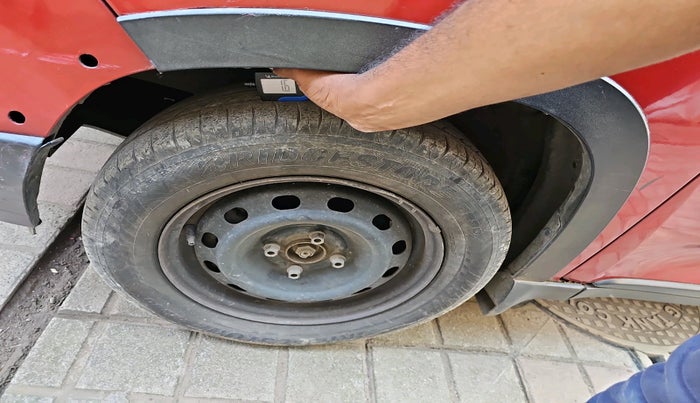 2016 Mahindra Kuv100 K6 6 STR, Petrol, Manual, 57,149 km, tyre