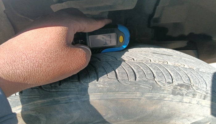 2010 Fiat Grand Punto ACTIVE 1.2, Petrol, Manual, 1,00,255 km, tyre