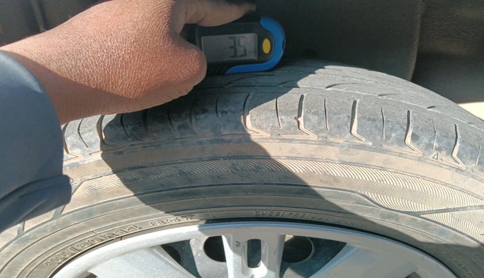 2010 Fiat Grand Punto ACTIVE 1.2, Petrol, Manual, 1,00,255 km, tyre