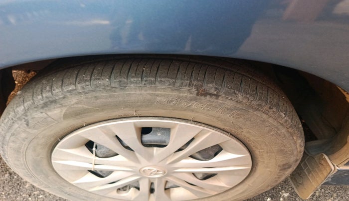 2012 Toyota Innova 2.5 G 7 STR, Diesel, Manual, 1,13,419 km, tyre