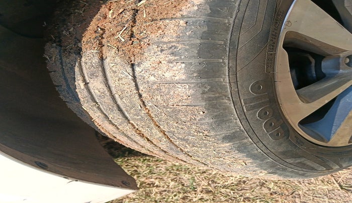 2015 Hyundai Elite i20 ASTA 1.2, Petrol, Manual, 2,04,955 km, tyre