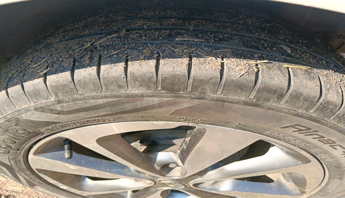 2015 Hyundai Elite i20 ASTA 1.2, Petrol, Manual, 2,04,955 km, tyre