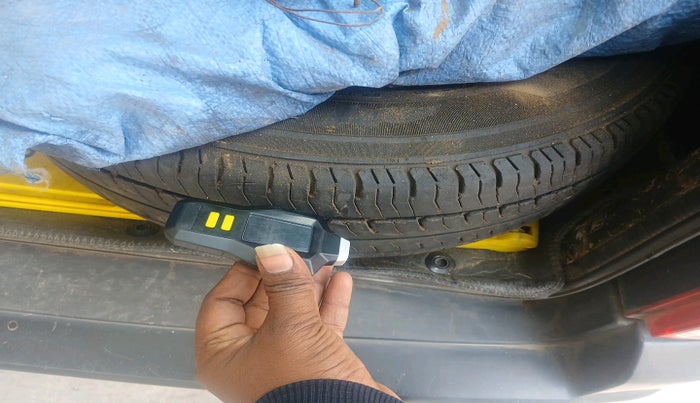 2018 Maruti Eeco 5 STR CNG WITH HTR, Petrol, Manual, 93,687 km, tyre