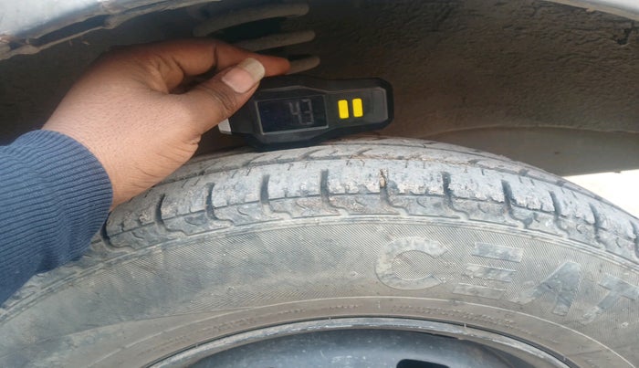 2018 Maruti Eeco 5 STR CNG WITH HTR, Petrol, Manual, 93,687 km, tyre