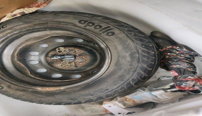 2018 Hyundai Eon ERA +, Petrol, Manual, 34,044 km, tyre