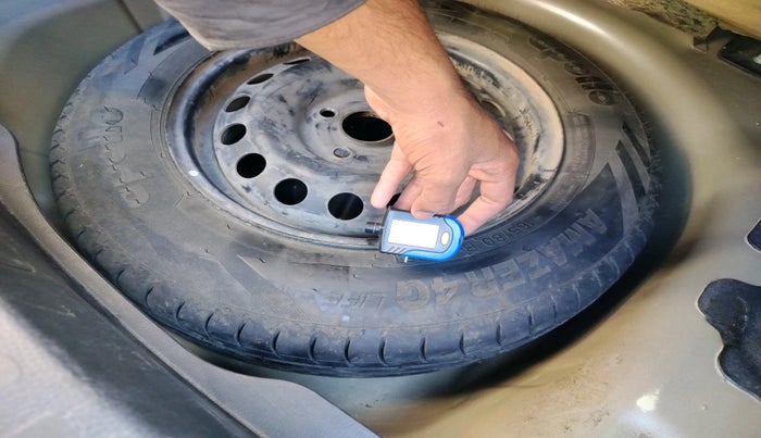 2015 Maruti Swift Dzire VXI, Petrol, Manual, 48,812 km, tyre