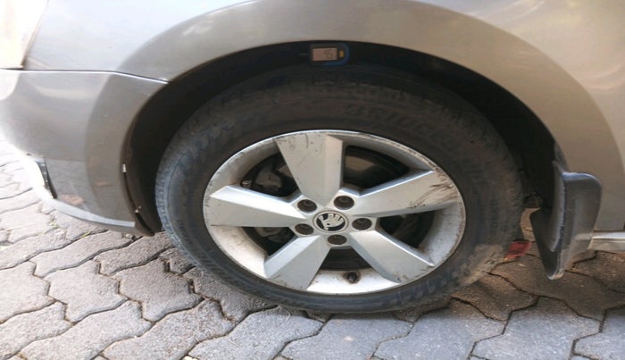 2017 Skoda Rapid AMBITION 1.6 MPI MT, Petrol, Manual, 75,349 km, tyre