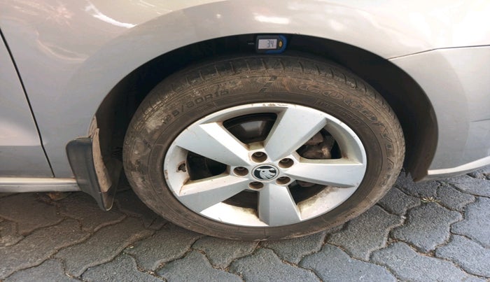 2017 Skoda Rapid AMBITION 1.6 MPI MT, Petrol, Manual, 75,349 km, tyre