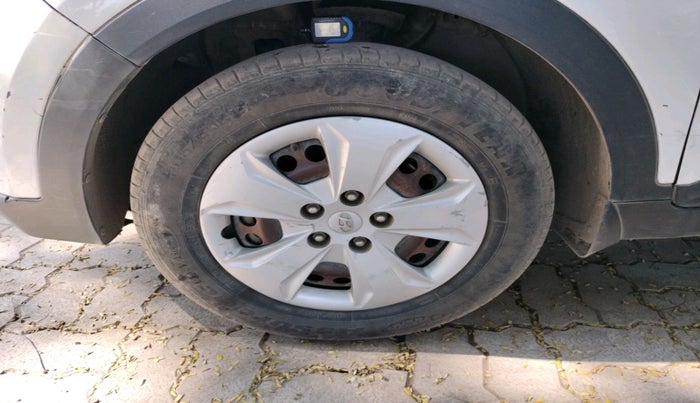 2016 Hyundai Creta BASE 1.6 PETROL, Petrol, Manual, 1,24,065 km, tyre