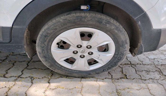 2016 Hyundai Creta BASE 1.6 PETROL, Petrol, Manual, 1,24,065 km, tyre