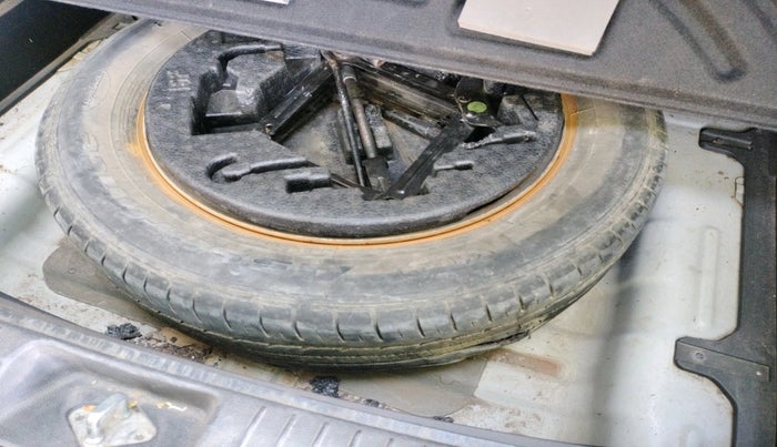 2016 Hyundai Creta BASE 1.6 PETROL, Petrol, Manual, 1,24,065 km, tyre