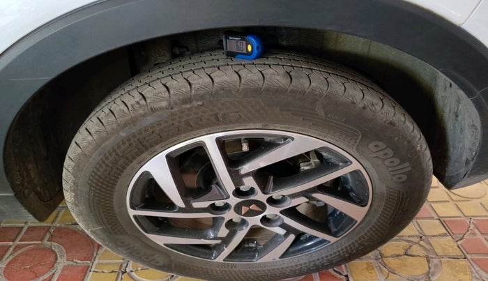 2025 Mahindra XUV400 EL Pro 39.4 KWH, Electric, Automatic, 13,512 km, tyre