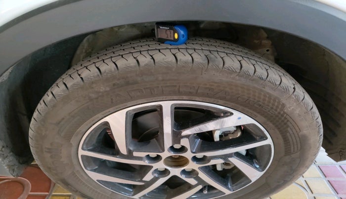 2025 Mahindra XUV400 EL Pro 39.4 KWH, Electric, Automatic, 13,512 km, tyre