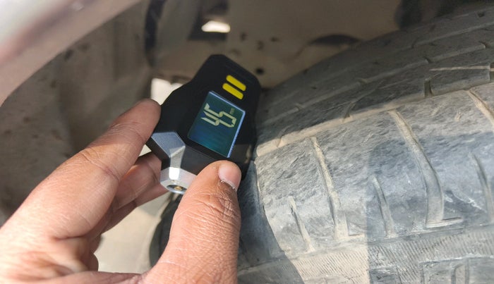 2010 Toyota Innova 2.5 G4 8 STR, Diesel, Manual, 1,59,551 km, tyre