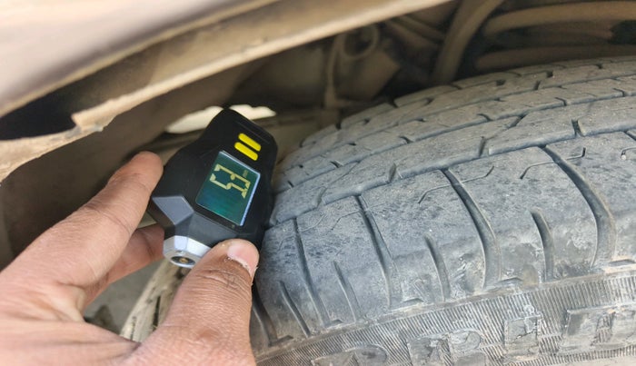 2010 Toyota Innova 2.5 G4 8 STR, Diesel, Manual, 1,59,551 km, tyre