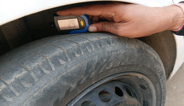 2015 Hyundai Grand i10 SPORTZ 1.1 CRDI, Diesel, Manual, 1,03,582 km, tyre