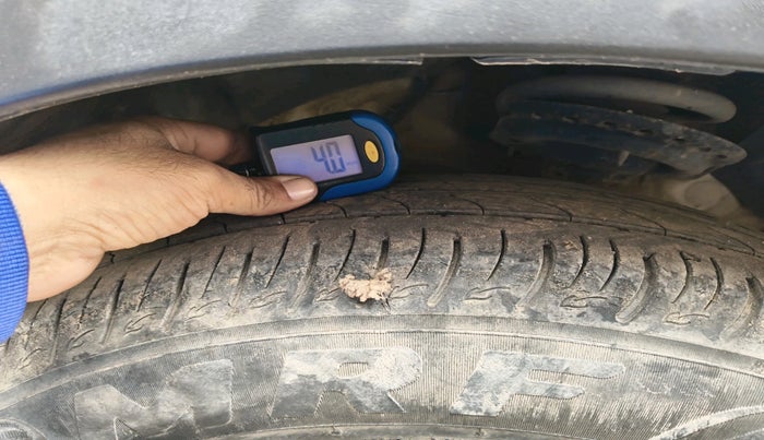 2023 Mahindra XUV300 W8 1.2 PETROL, Petrol, Manual, 28,175 km, tyre