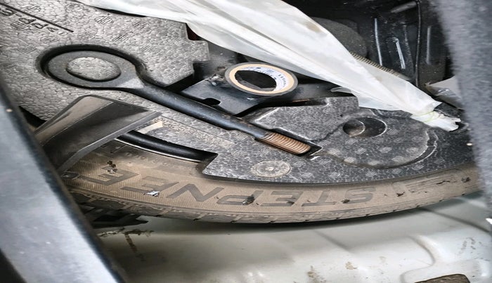 2023 Mahindra XUV300 W8 1.2 PETROL, Petrol, Manual, 28,175 km, tyre