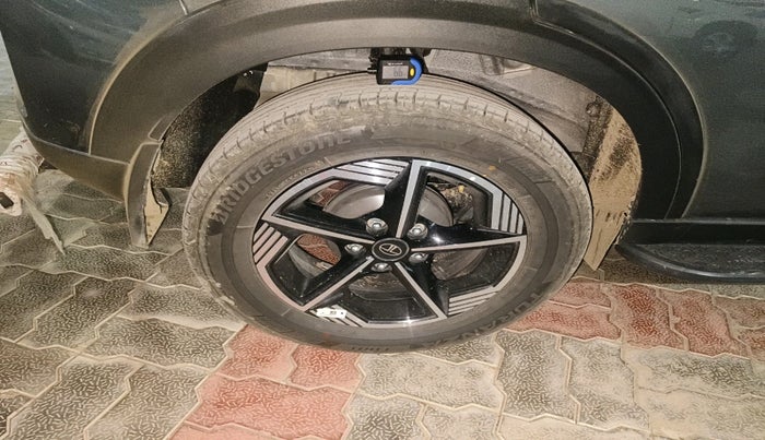 2025 Tata NEXON CREATIVE + SUNROOF 1.2 PETROL, Petrol, Manual, 5,001 km, tyre