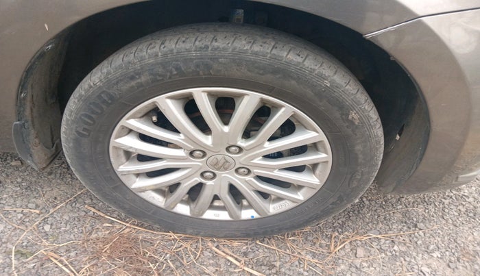 2017 Maruti Dzire ZXI AMT, Petrol, Automatic, 1,25,726 km, tyre