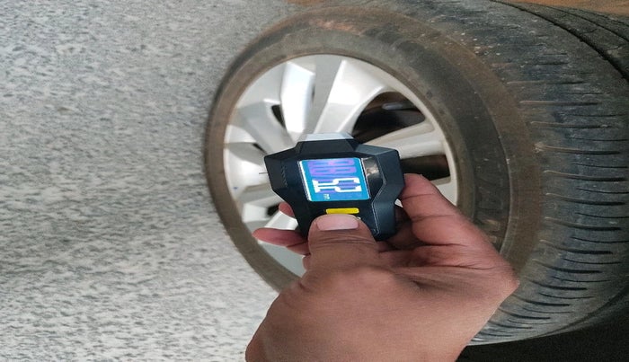 2020 Mahindra XUV300 W8 1.2 PETROL, Petrol, Manual, 28,175 km, tyre