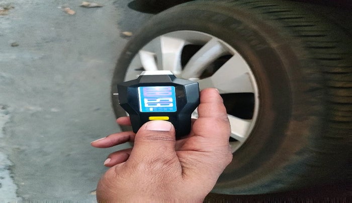 2020 Mahindra XUV300 W8 1.2 PETROL, Petrol, Manual, 28,175 km, tyre