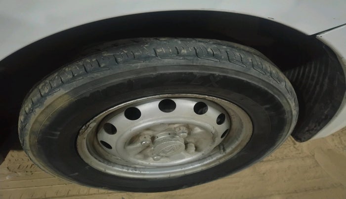 2016 Hyundai Eon ERA +, Petrol, Manual, 1,48,259 km, tyre