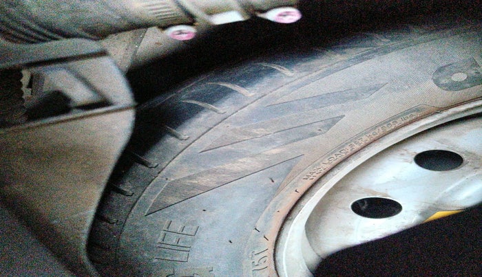 2012 Maruti Wagon R 1.0 LXI CNG, Petrol, Manual, 1,32,912 km, tyre