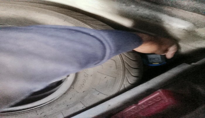 2011 Volkswagen Polo COMFORTLINE 1.2L PETROL, Petrol, Manual, 1,63,000 km, tyre