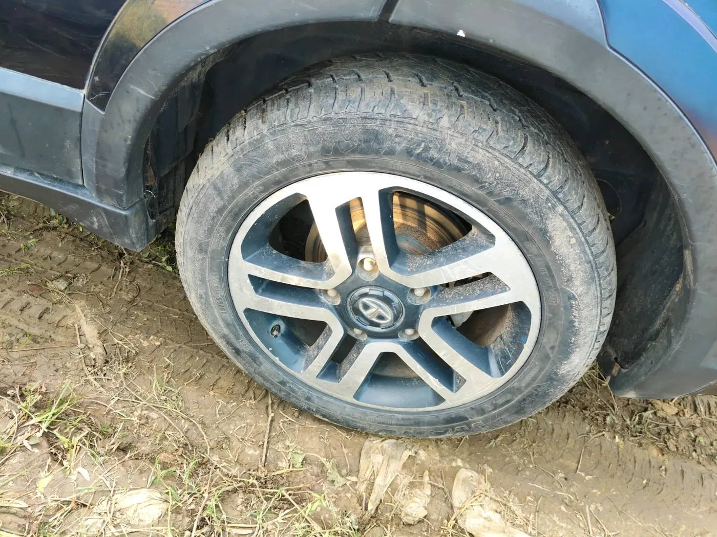 2017 Tata Hexa XT 4X2 7 STR, Diesel, Manual, 92,109 km, tyre