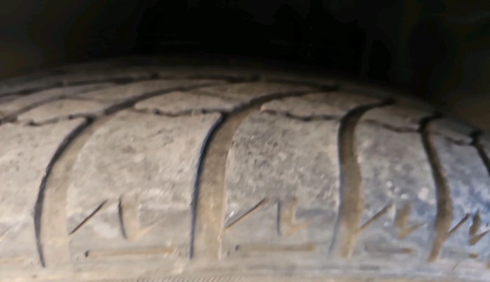 2010 Toyota Innova V 2.5 7 STR, Diesel, Manual, 1,23,261 km, tyre