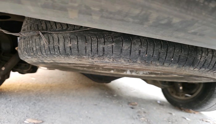 2010 Toyota Innova V 2.5 7 STR, Diesel, Manual, 1,23,261 km, tyre