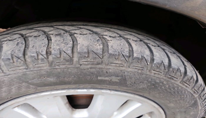 2010 Toyota Innova V 2.5 7 STR, Diesel, Manual, 1,23,261 km, tyre