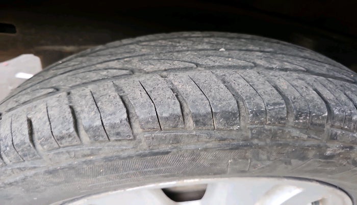 2010 Toyota Innova V 2.5 7 STR, Diesel, Manual, 1,23,261 km, tyre