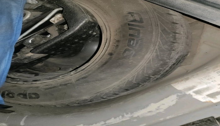 2013 Volkswagen Polo HIGHLINE1.2L, Petrol, Manual, 1,83,794 km, tyre