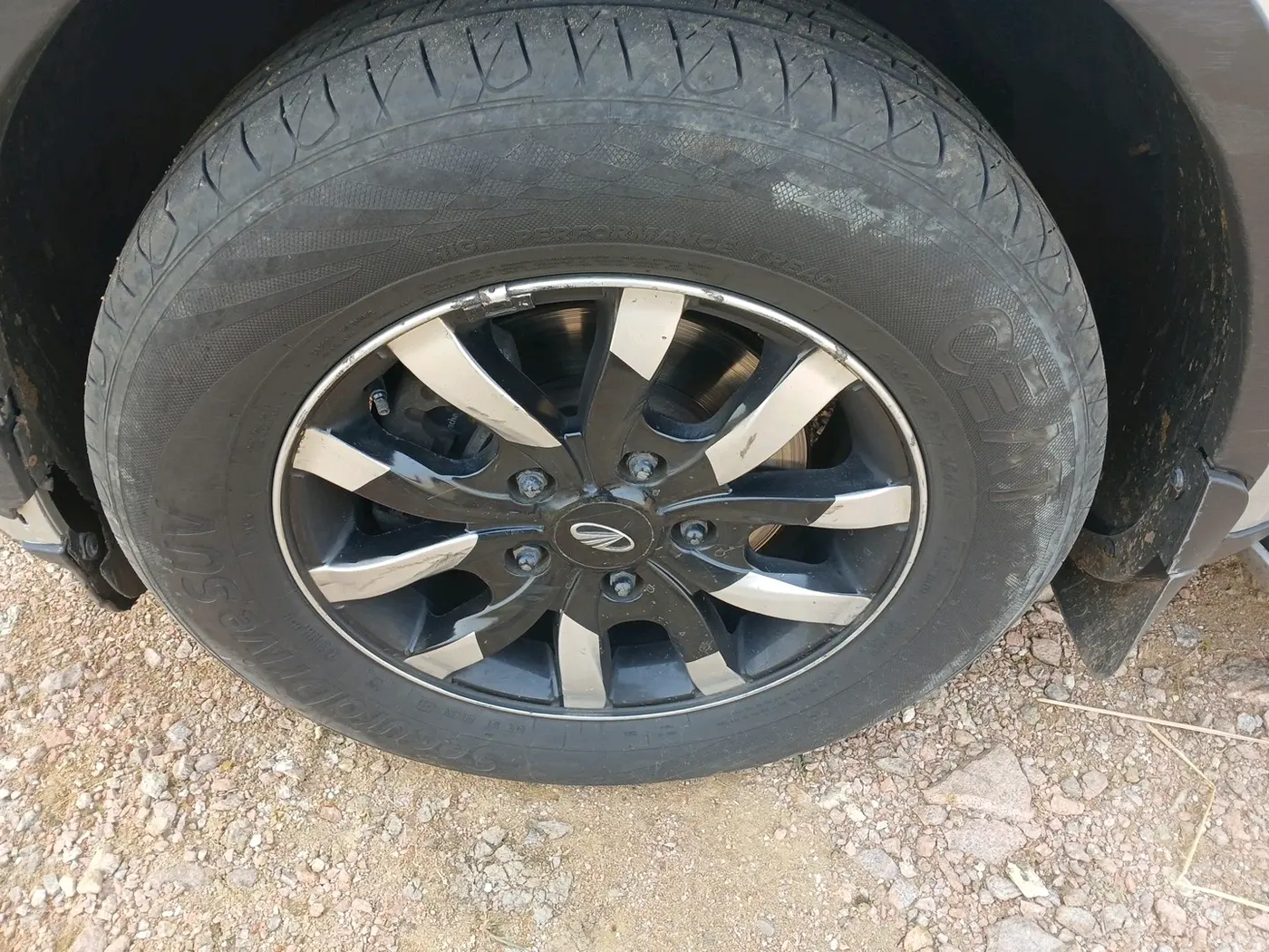2016 Mahindra XUV500 W10 1.99, Diesel, Manual, 1,08,288 km, tyre