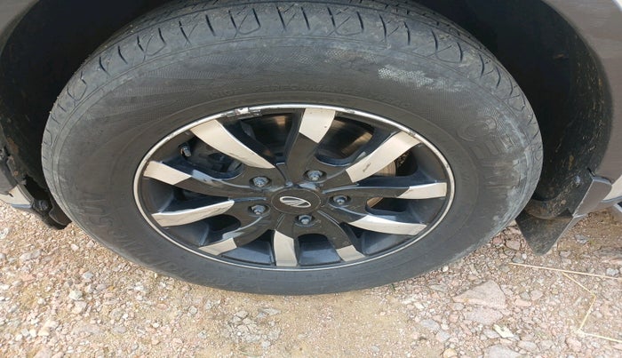 2016 Mahindra XUV500 W10 1.99, Diesel, Manual, 1,08,288 km, tyre