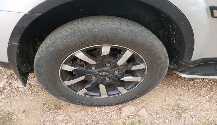 2016 Mahindra XUV500 W10 1.99, Diesel, Manual, 1,08,288 km, tyre