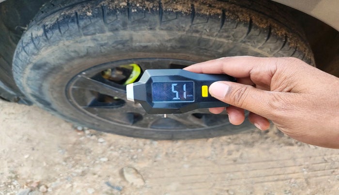 2011 Chevrolet Cruze LTZ AT, Diesel, Automatic, 1,06,145 km, tyre