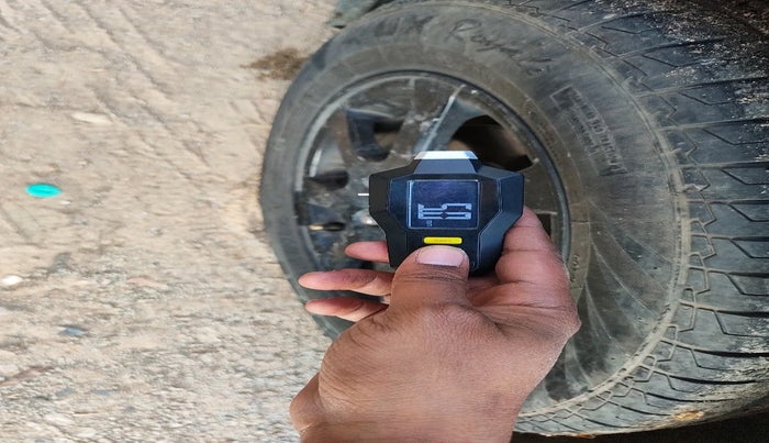 2011 Chevrolet Cruze LTZ AT, Diesel, Automatic, 1,06,145 km, tyre